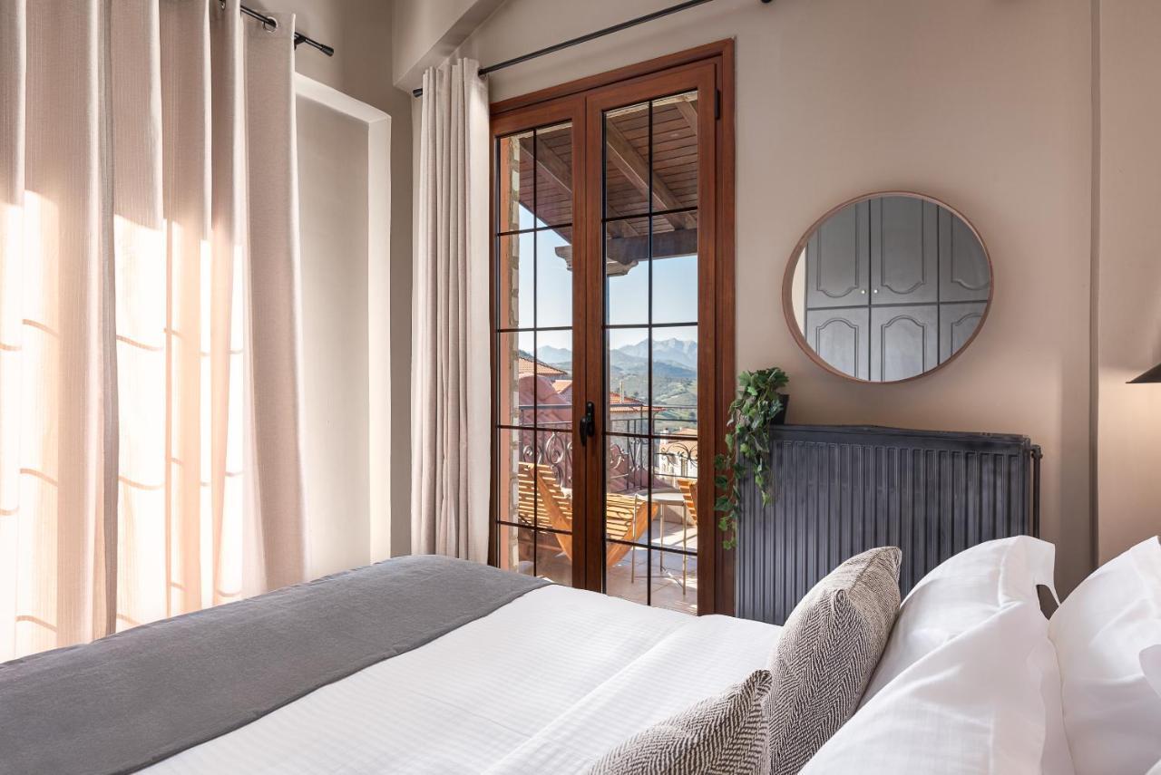 Gm Luxury Suites กาลาวริตา ภายนอก รูปภาพ