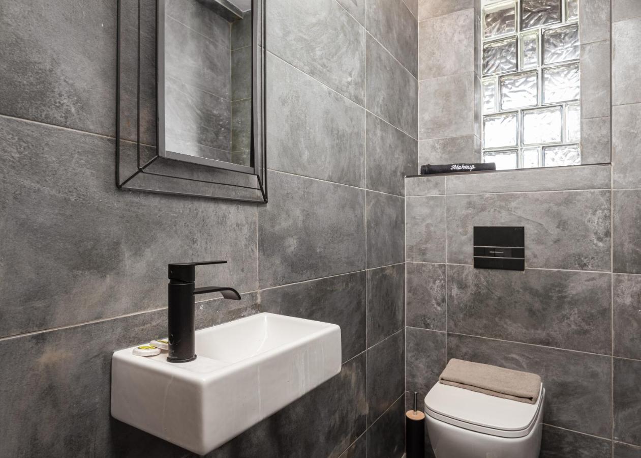 Gm Luxury Suites กาลาวริตา ภายนอก รูปภาพ